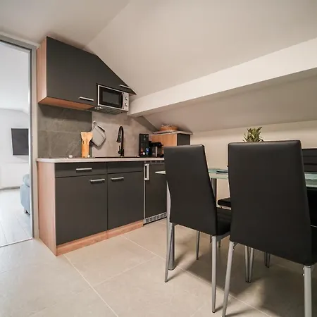 Behagliches Mit Kamin Mitten Im Wald بيت للعطل *