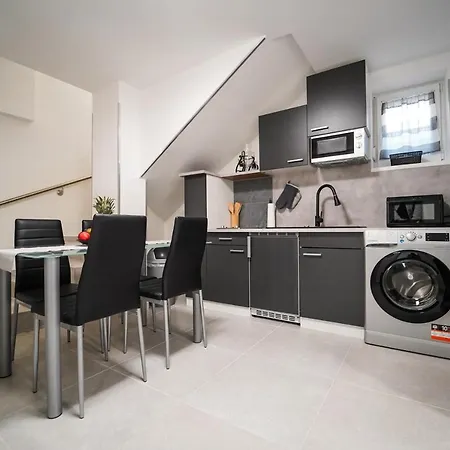 Behagliches Mit Kamin Mitten Im Wald بيت للعطل *