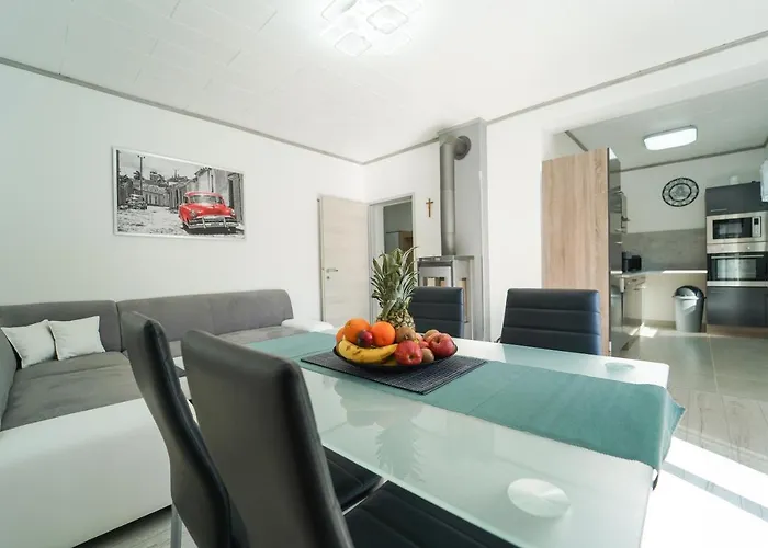 Behagliches Mit Kamin Mitten Im Wald Feuchtenbach